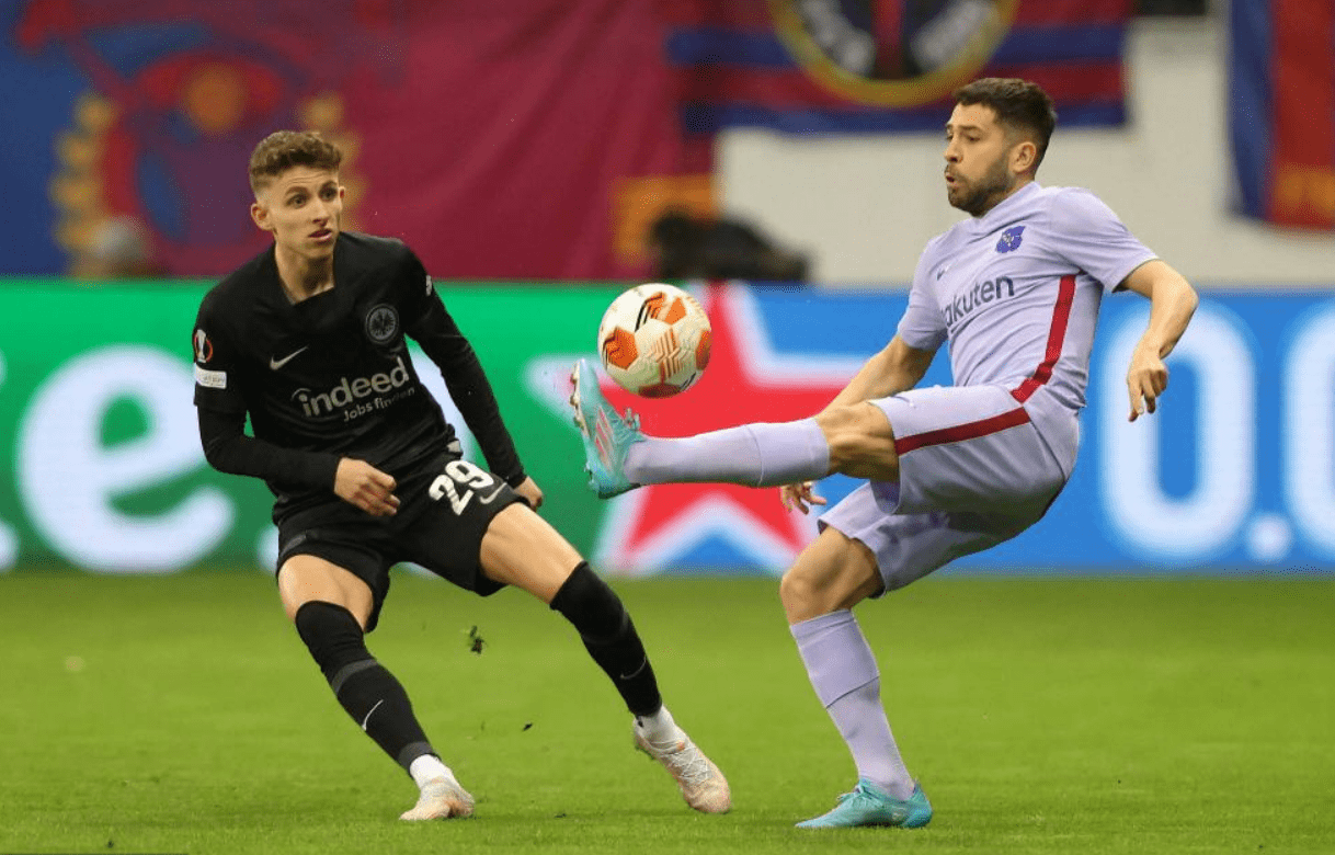 法兰克福后防线难以守住球门，失球频繁成隐忧