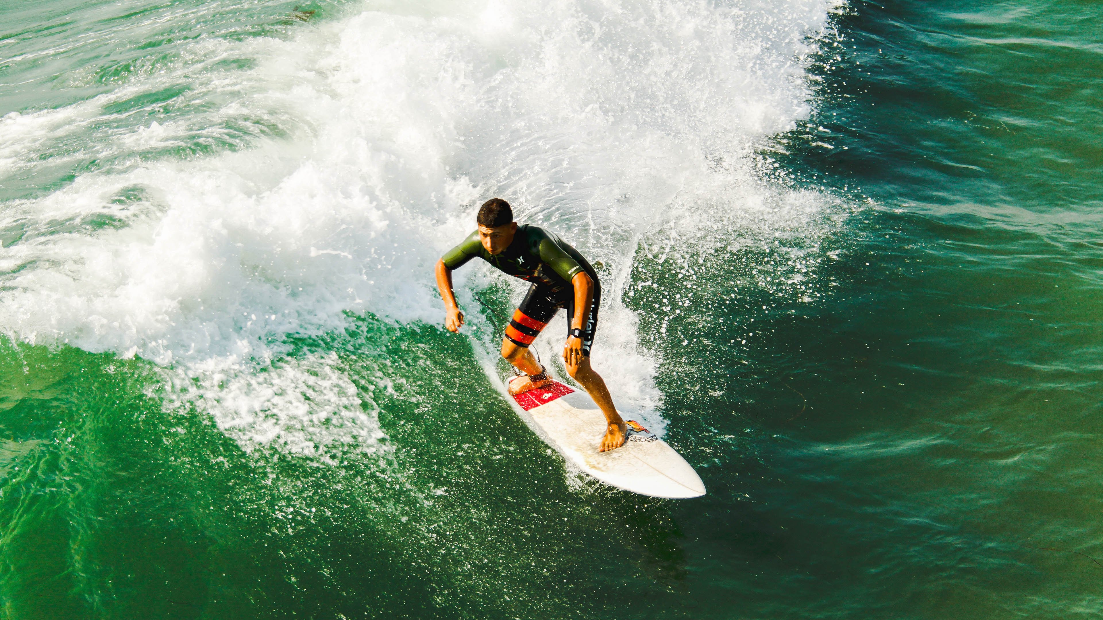 深圳队最后时刻击败篮网，布克成为关键先生